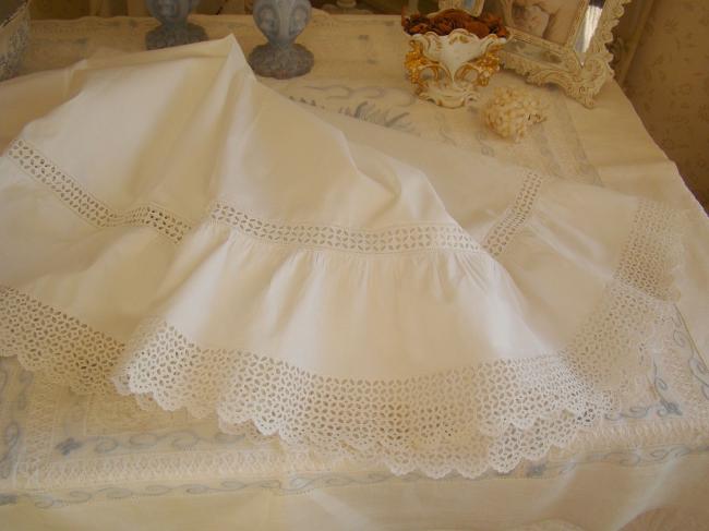 Gracieux fond de robe avec volants en broderie anglaise faîte à la main