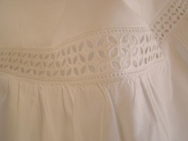 Gracieux fond de robe avec volants en broderie anglaise faîte à la main