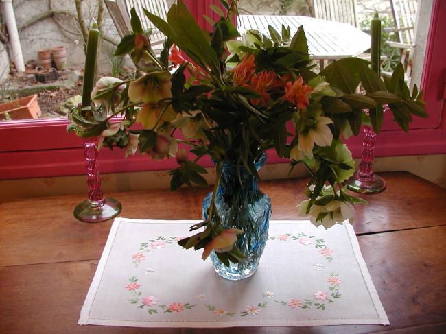 Charmant dessus de plateau brodé d'une guirlande de fleurs