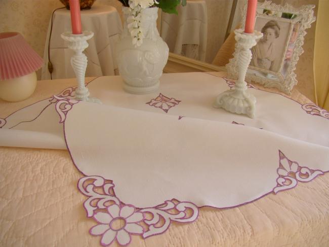 Linge ancien: Adorable nappe en lin brodée de marguerites à la Richelieu 1930