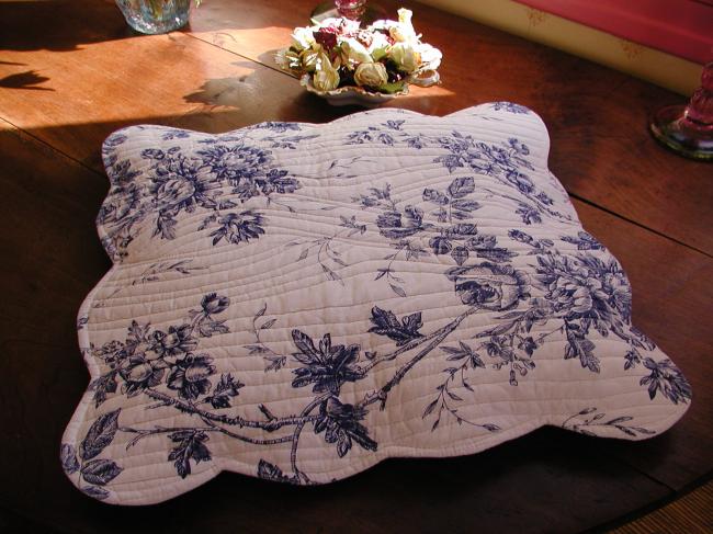 2 housses de coussin en toile de Jouy, décor de larges pivoines, bleu de chine