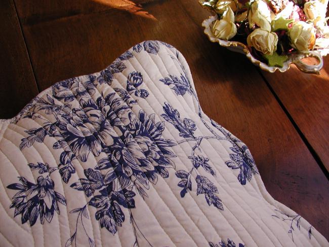 Very charming pair of cushion slips in Toile de Jouy, quilt style, blue color.#2