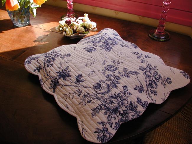 2 housses de coussin en toile de Jouy, décor de larges pivoines, bleu de chine