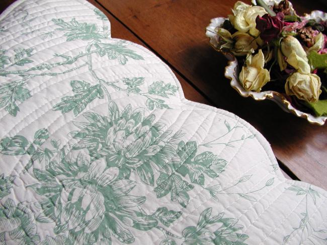 2 housses de coussin en toile de Jouy, décor larges pivoines, vert amande