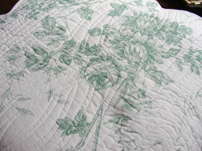 2 housses de coussin en toile de Jouy, décor larges pivoines, vert amande