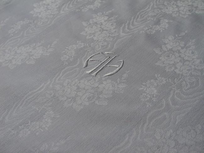 Very pretty duvet cover in damask with motifs of small roses, mono AH
