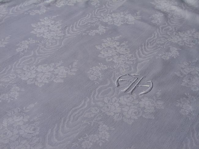 Very pretty duvet cover in damask with motifs of small roses, mono AH