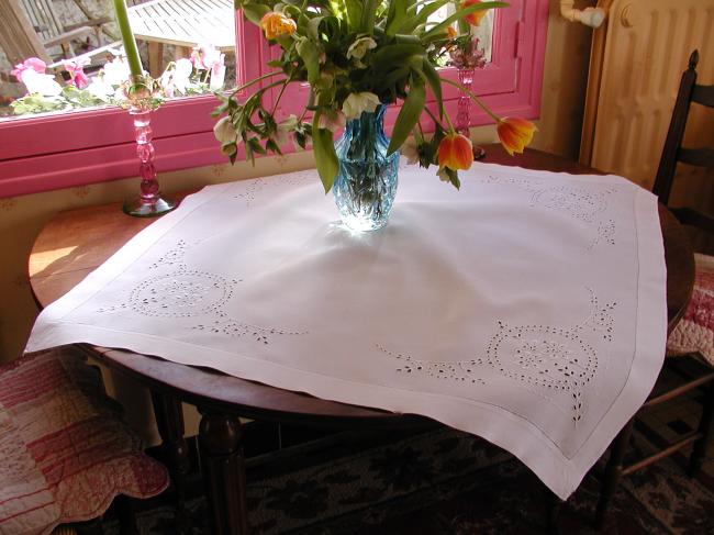 Wonderful tablecloth with medaillions of embroidered white flowers 1920