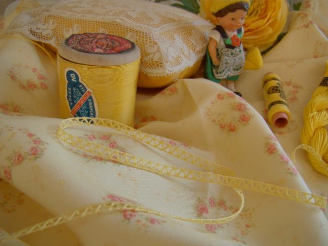 Adorable petite dentelle d'entredeux, en coton jaune poussin, en 5mm de DMC