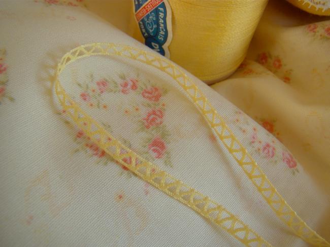 Adorable petite dentelle d'entredeux, en coton jaune poussin, en 5mm de DMC