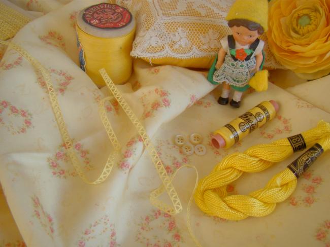 Adorable petite dentelle d'entredeux, en coton jaune poussin, en 5mm de DMC