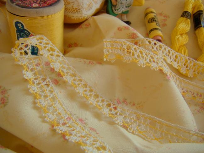 Charmante dentelle bicolore jaune & blanc cassé, coton, à petits festons 18mm