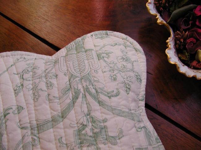 2 housses de coussin en toile de Jouy, décor de vases Médicis,  vert amande