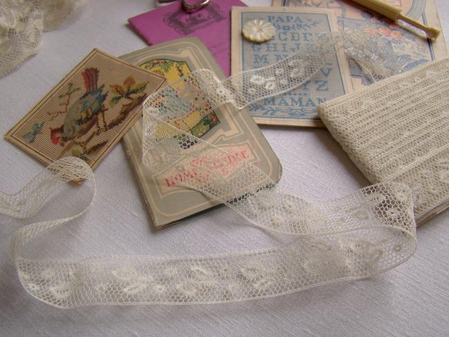 Véritable dentelle de Valenciennes d'entredeux, semis de fleurs (fuseaux)