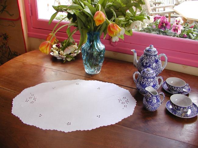 Lovely oval table centre with Colbert embroidered lilac flowers