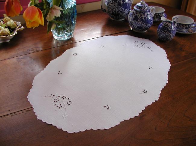 Lovely oval table centre with Colbert embroidered lilac flowers