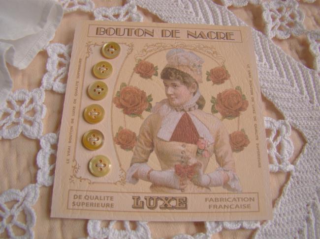 Jolie carte de 6 boutons anciens de nacre de couleur naturelle or irisé