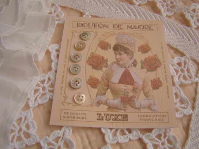 Jolie carte de 6 boutons anciens de nacre de couleur naturelle gris clair irisé