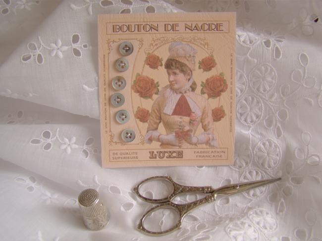 Jolie carte de 6 boutons anciens de nacre de couleur naturelle gris foncé irisé