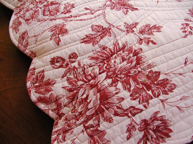  Charmante paire d'housses de coussin en toile de Jouy façon Boutis (rouge)n°3