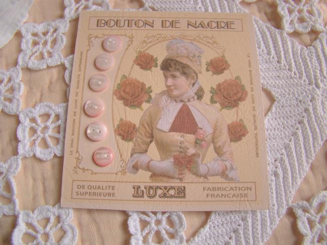 Jolie carte de 6 boutons anciens, nacre teintée en rose clair & gravée à la main