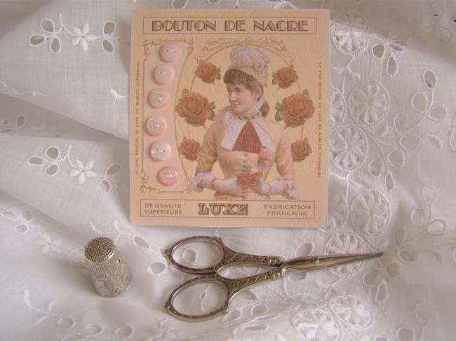 Jolie carte de 6 boutons anciens, nacre teintée en rose clair & gravée à la main