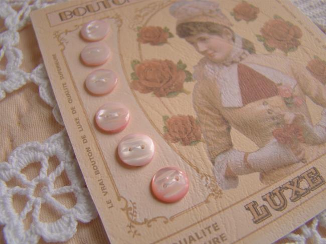 Jolie carte de 6 boutons anciens, nacre teintée en rose clair & gravée à la main