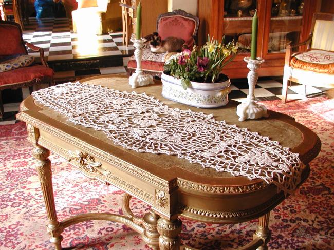 Wonderful table runner in Crochet d'art lace and soutache tape lace, motif Vine