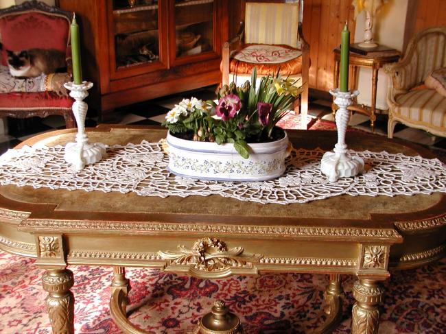 Wonderful table runner in Crochet d'art lace and soutache tape lace, motif Vine