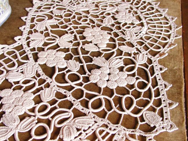 Wonderful table runner in Crochet d'art lace and soutache tape lace, motif Vine