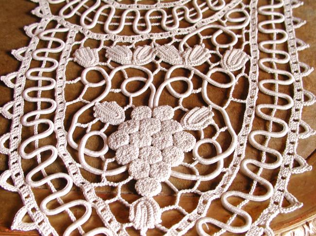 Wonderful table runner in Crochet d'art lace and soutache tape lace, motif Vine