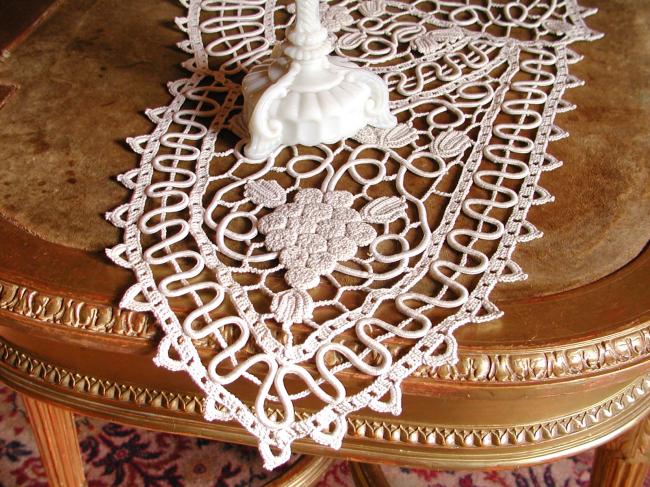 Wonderful table runner in Crochet d'art lace and soutache tape lace, motif Vine