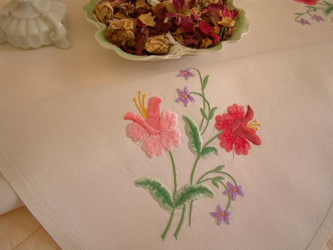 Charmante petite nappe brodée de bouquets de fleurs
