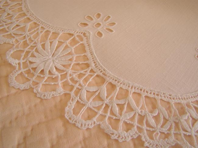 Superbe centre de table brodé à l'anglaise avec dentelle de Cluny 1920