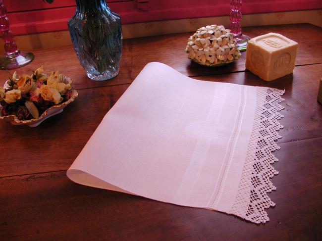 Merveilleuse serviette d'invité en damassé de lin, décor de couronne de laurier