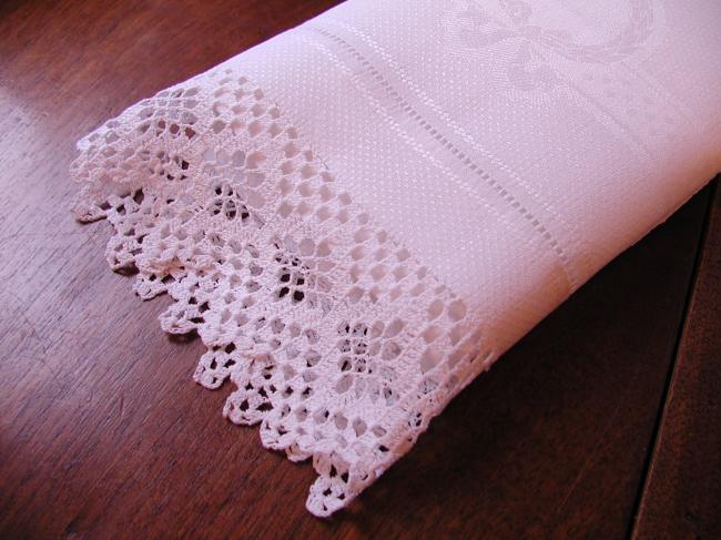 Merveilleuse serviette d'invité en damassé de lin, décor de couronne de laurier