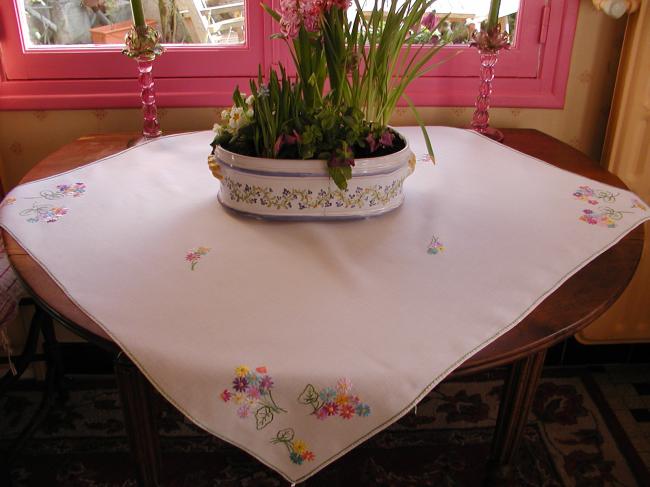 Jolie surnappe brodée de discrets petits bouquets de fleurs