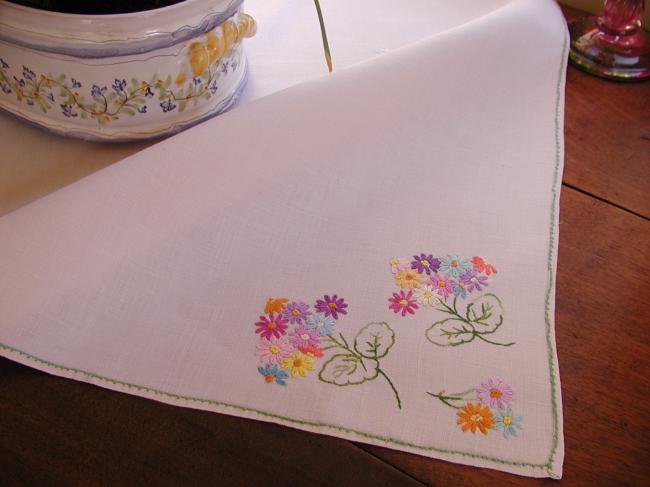 Jolie surnappe brodée de discrets petits bouquets de fleurs