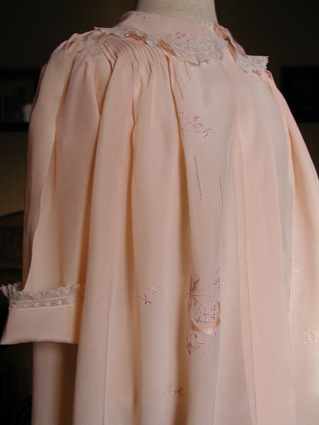 Stunning baby coat and its matching bonnet in silk with embroidery and lace
