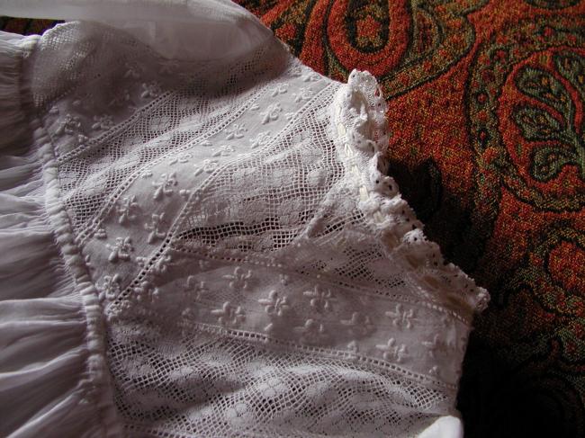 Splendeur de robe de Baptême,plis religieux, dentelle fleurs de Lys,Valenciennes