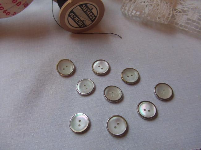 Très belle série de 9 boutons de nacre encerclés de métal