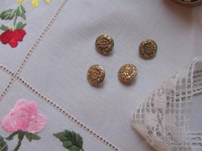 Charmante série de 4 petits boutons bombés en métal doré ciselés en rosace