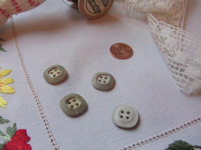 Originale série de 4 vieux boutons craquelés de forme carrée
