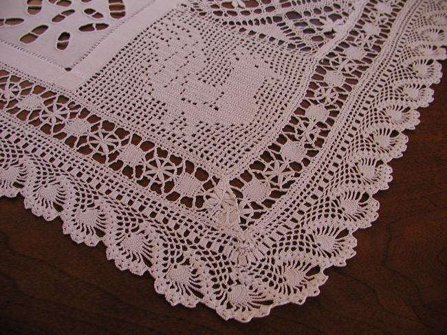 Wonderful table centre in Richelieu, bobbin lace, crochet and irish guipure lace