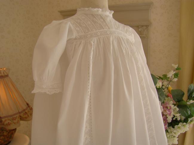 Merveilleuse robe de Baptême avec plis religieux et dentelle de Valenciennes