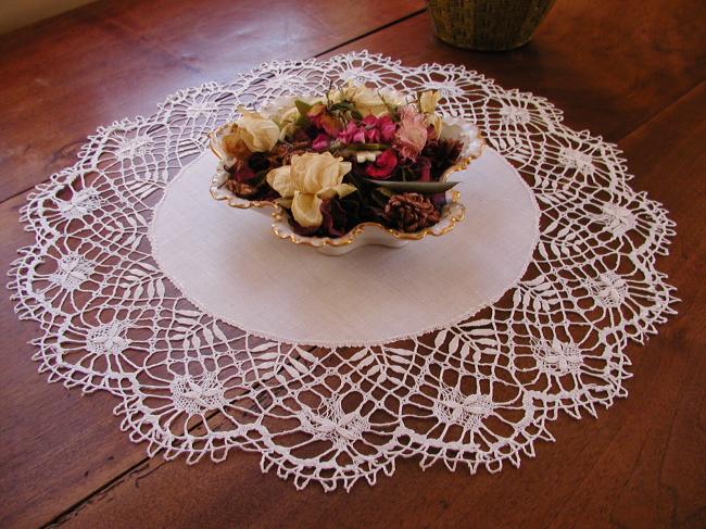 Very pretty large centre with Cluny bobbin lace edging