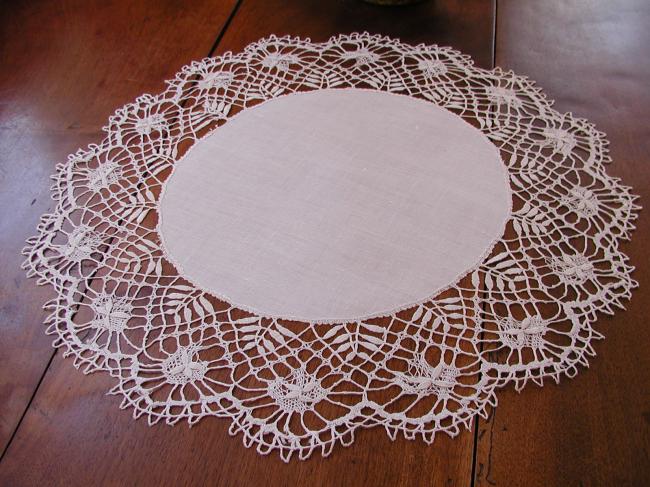 Very pretty large centre with Cluny bobbin lace edging
