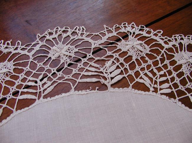 Very pretty large centre with Cluny bobbin lace edging