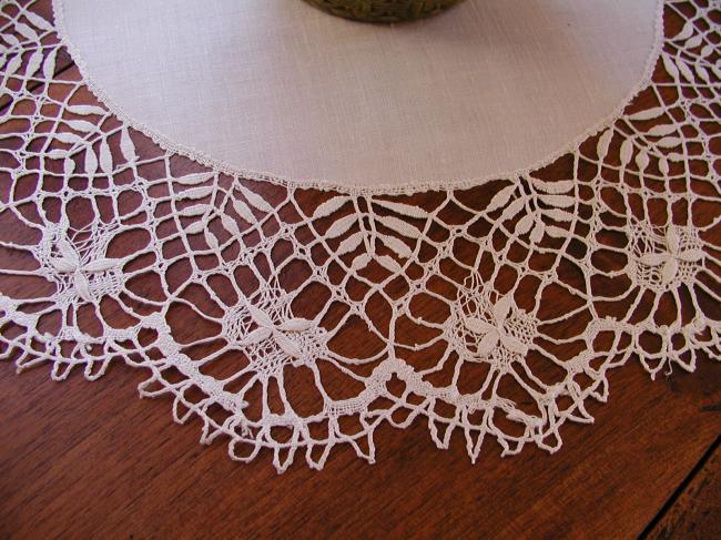Very pretty large centre with Cluny bobbin lace edging