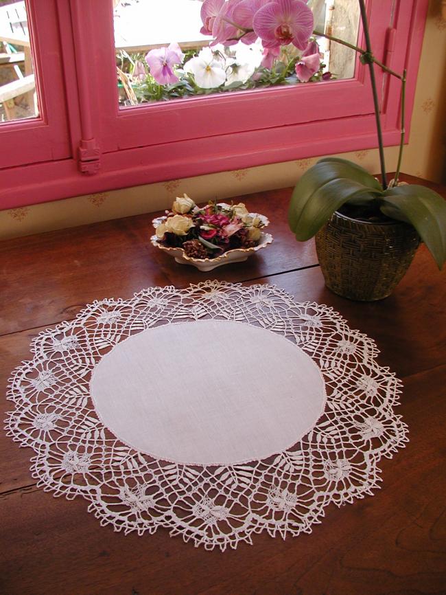 Very pretty large centre with Cluny bobbin lace edging